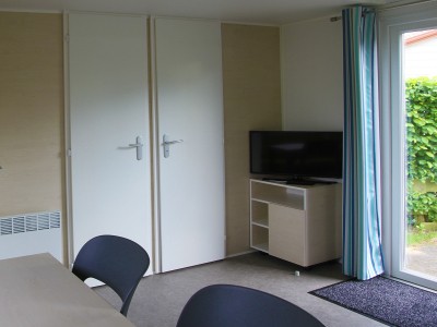 CHALET_ZITHOEK_EETTAFEL_TELEVISIE.JPG