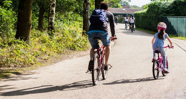 FIETSVERHUUR_FIETSEN_FIETSERS_PAPA_KIND_WEG_HELM.jpg