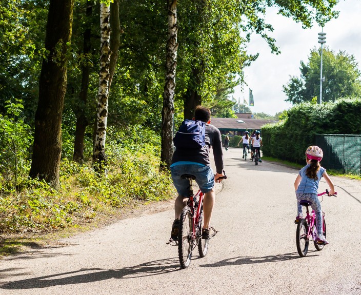 FIETSVERHUUR_FIETSEN_FIETSERS_PAPA_KIND_WEG_HELM.jpg