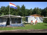 SUPERCOMFORT_KAMPEREN_CARAVAN_VOORTENT_VLAG_GEBOUWTJE_PRIVESANITAIR.JPG