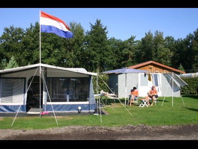 SUPERCOMFORT_KAMPEREN_CARAVAN_VOORTENT_VLAG_GEBOUWTJE_PRIVESANITAIR.JPG